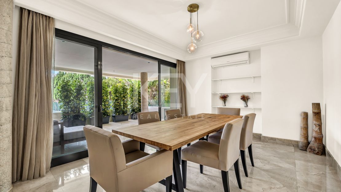 Исключительная квартира с потрясающим видом на бассейн и зелёные насаждения в Лос Монтерос, Марбелья Восточная