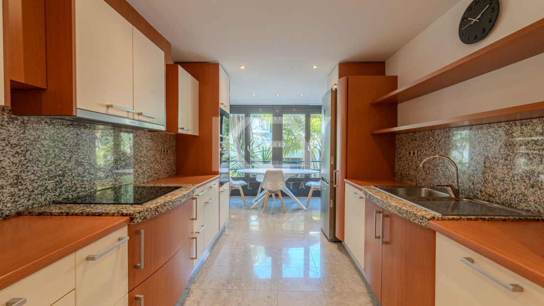 Исключительная квартира с потрясающим видом на бассейн и зелёные насаждения в Лос Монтерос, Марбелья Восточная