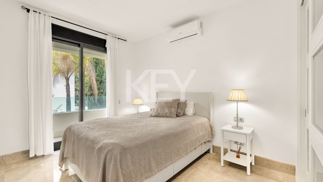 Исключительная квартира с потрясающим видом на бассейн и зелёные насаждения в Лос Монтерос, Марбелья Восточная