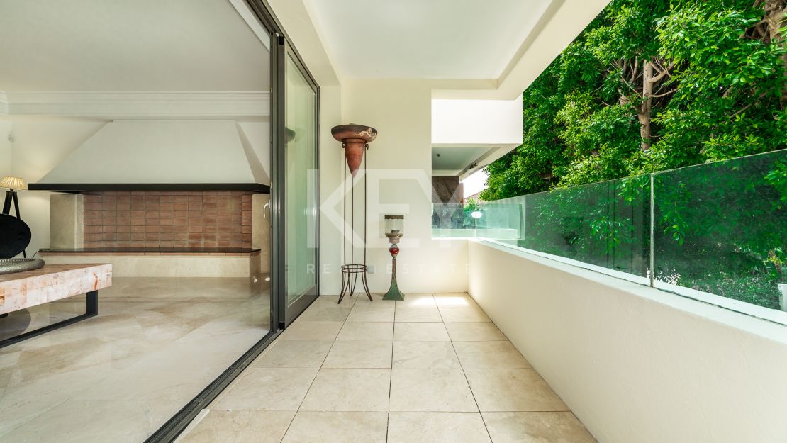 Исключительная квартира с потрясающим видом на бассейн и зелёные насаждения в Лос Монтерос, Марбелья Восточная