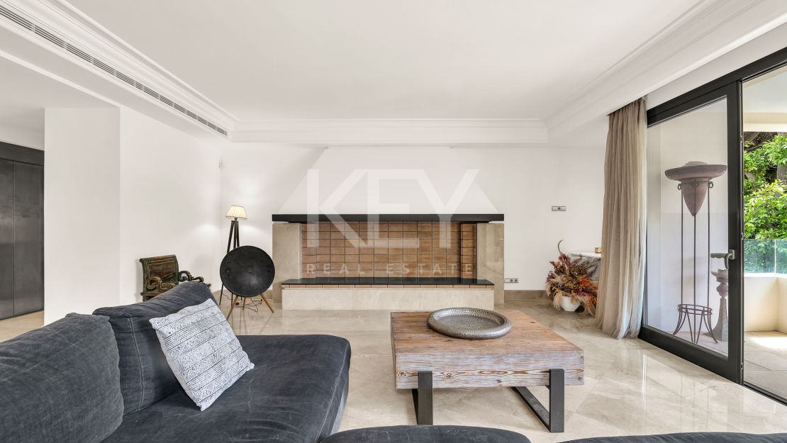 Исключительная квартира с потрясающим видом на бассейн и зелёные насаждения в Лос Монтерос, Марбелья Восточная