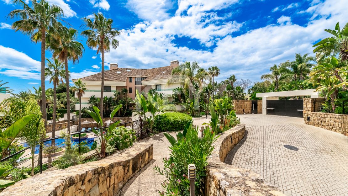 Исключительная квартира с потрясающим видом на бассейн и зелёные насаждения в Лос Монтерос, Марбелья Восточная