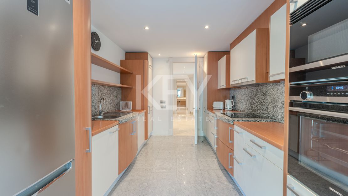 Исключительная квартира с потрясающим видом на бассейн и зелёные насаждения в Лос Монтерос, Марбелья Восточная