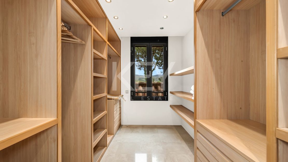 Исключительная квартира с потрясающим видом на бассейн и зелёные насаждения в Лос Монтерос, Марбелья Восточная