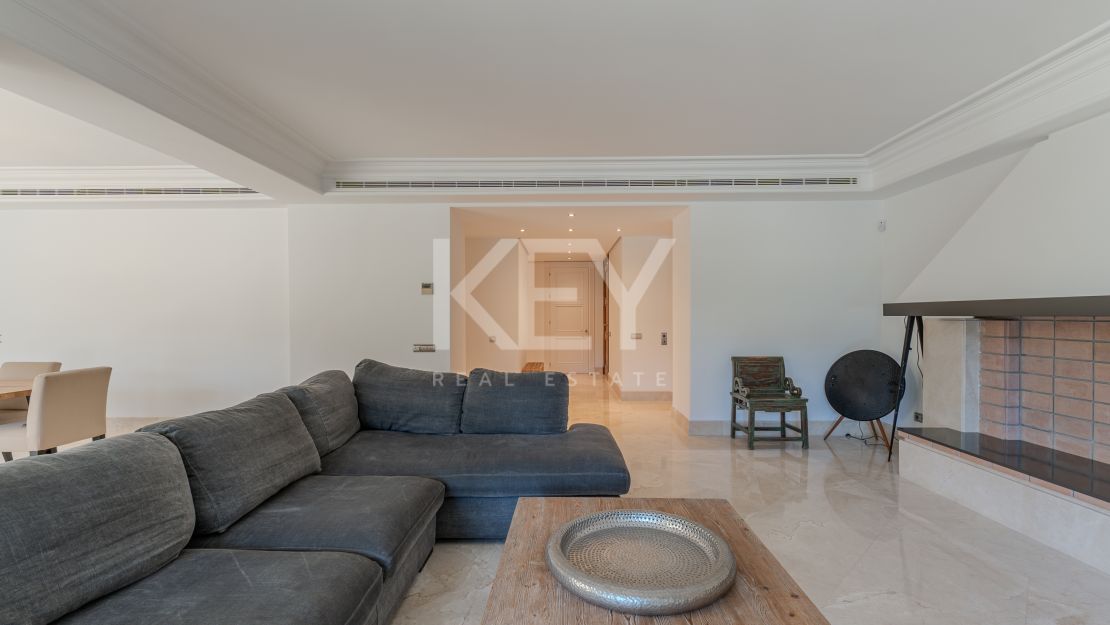 Исключительная квартира с потрясающим видом на бассейн и зелёные насаждения в Лос Монтерос, Марбелья Восточная