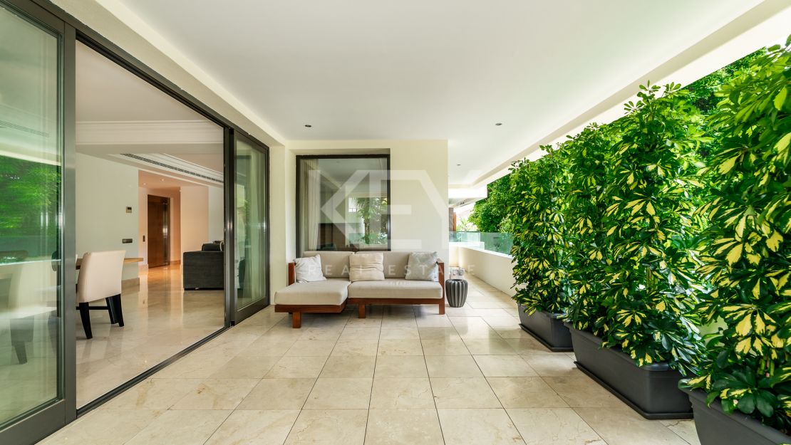 Исключительная квартира с потрясающим видом на бассейн и зелёные насаждения в Лос Монтерос, Марбелья Восточная