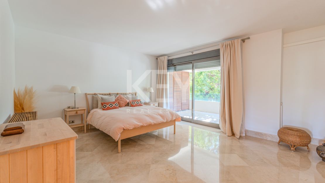 Исключительная квартира с потрясающим видом на бассейн и зелёные насаждения в Лос Монтерос, Марбелья Восточная