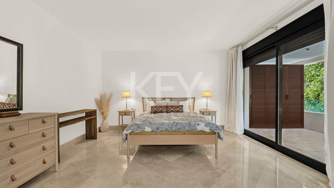 Исключительная квартира с потрясающим видом на бассейн и зелёные насаждения в Лос Монтерос, Марбелья Восточная