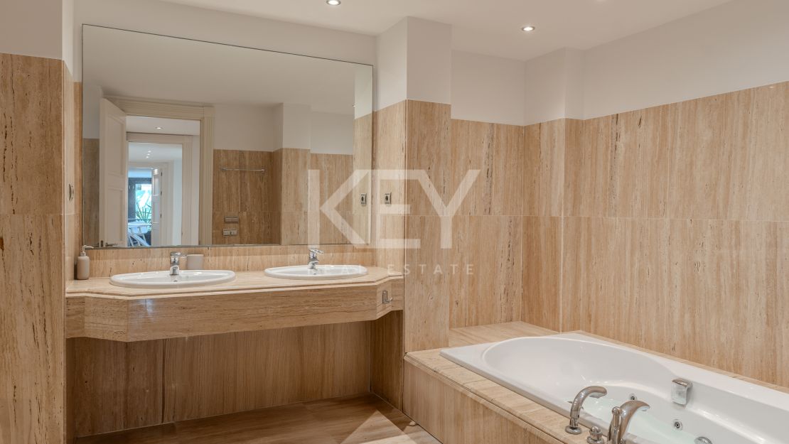 Исключительная квартира с потрясающим видом на бассейн и зелёные насаждения в Лос Монтерос, Марбелья Восточная