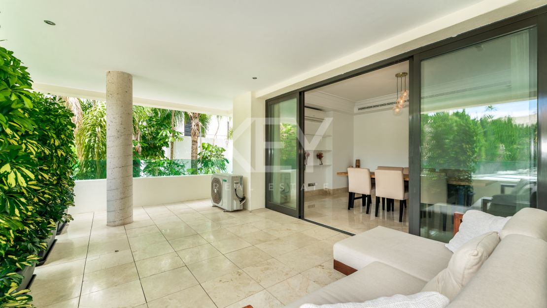 Исключительная квартира с потрясающим видом на бассейн и зелёные насаждения в Лос Монтерос, Марбелья Восточная