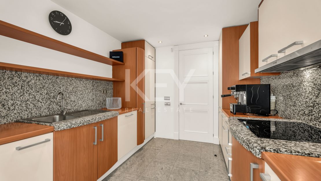 Исключительная квартира с потрясающим видом на бассейн и зелёные насаждения в Лос Монтерос, Марбелья Восточная