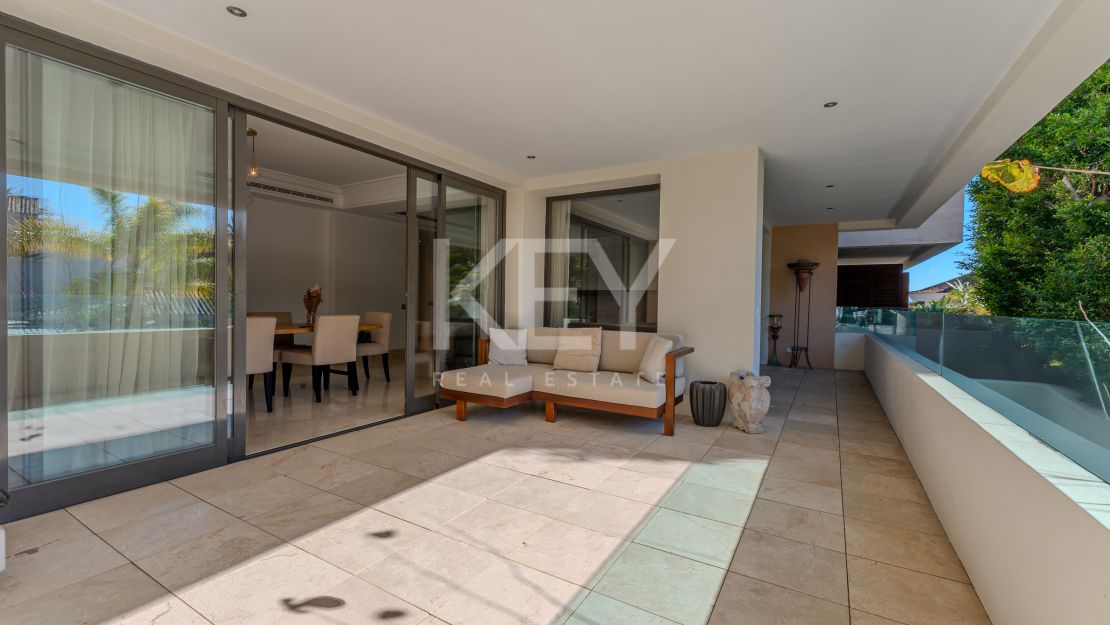 Исключительная квартира с потрясающим видом на бассейн и зелёные насаждения в Лос Монтерос, Марбелья Восточная