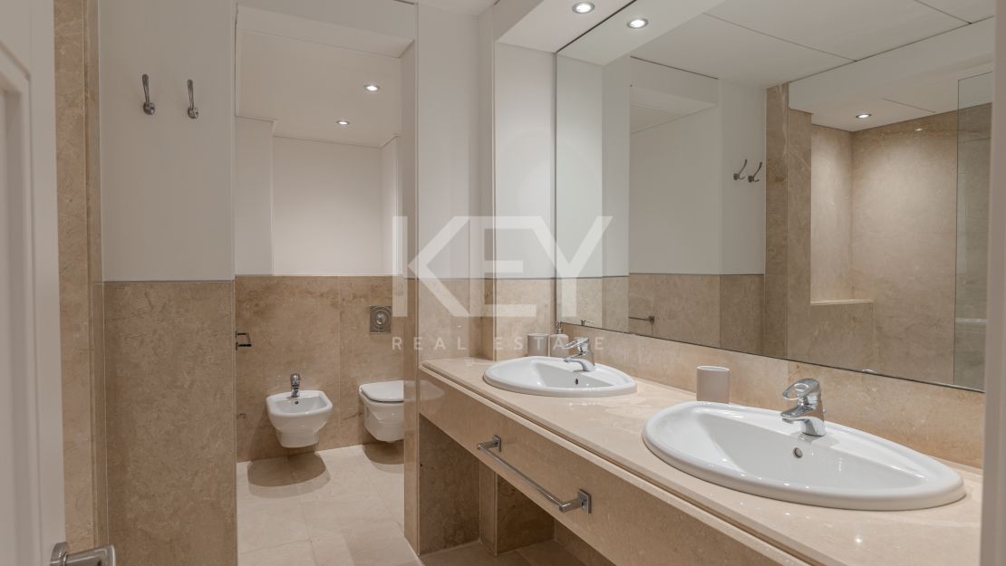 Исключительная квартира с потрясающим видом на бассейн и зелёные насаждения в Лос Монтерос, Марбелья Восточная