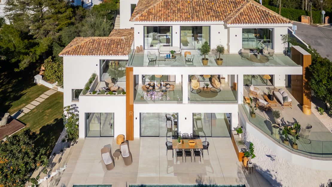 Villa de elegancia andaluza moderna con retiro privado de bienestar en El Rosario, Marbella Este