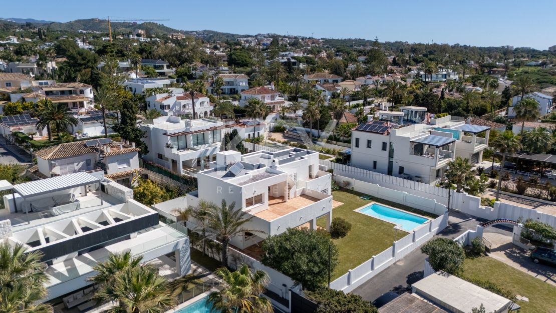 Villa en segunda línea de playa con potencial de renovación en Marbesa, Marbella Este