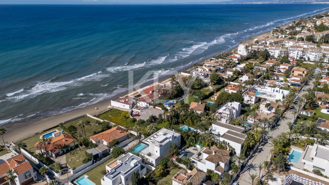 Villa en segunda línea de playa con potencial de renovación en Marbesa, Marbella Este