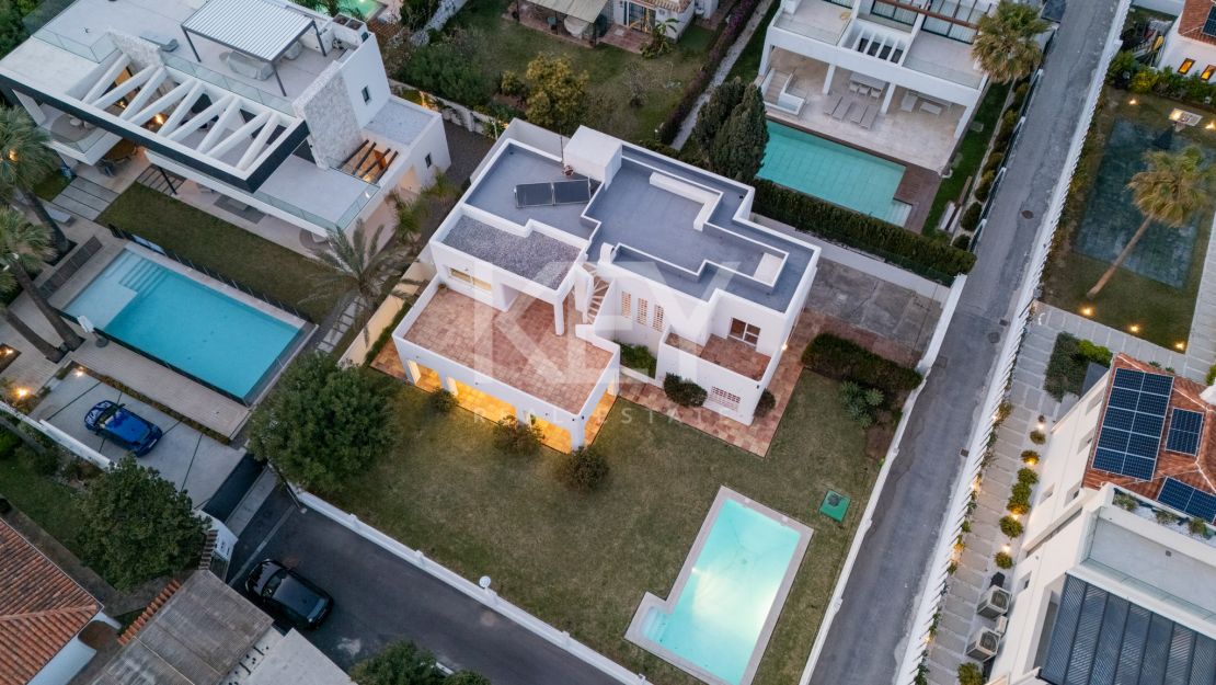 Villa en segunda línea de playa con potencial de renovación en Marbesa, Marbella Este