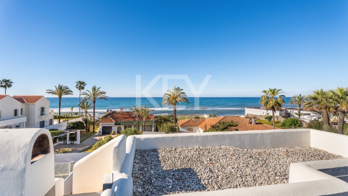 Villa en segunda línea de playa con potencial de renovación en Marbesa, Marbella Este