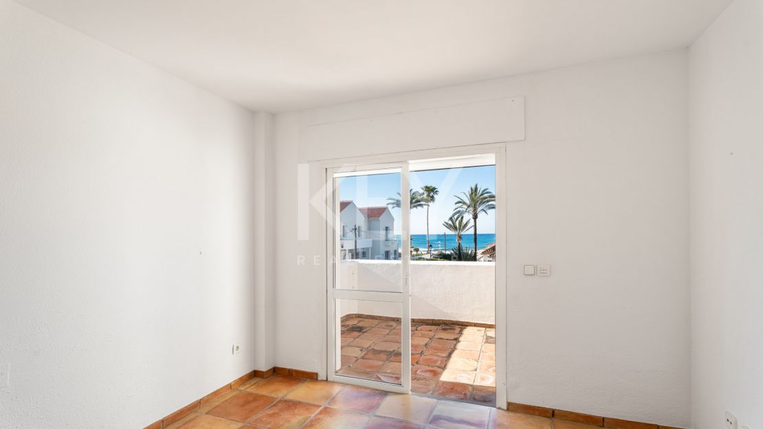 Villa en segunda línea de playa con potencial de renovación en Marbesa, Marbella Este