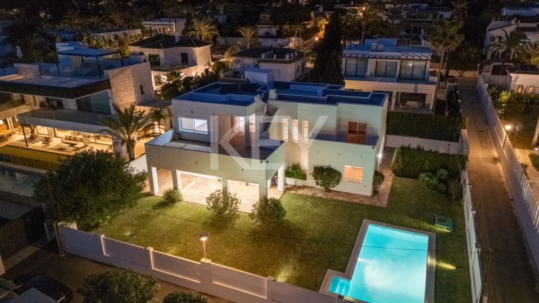 Villa en segunda línea de playa con potencial de renovación en Marbesa, Marbella Este