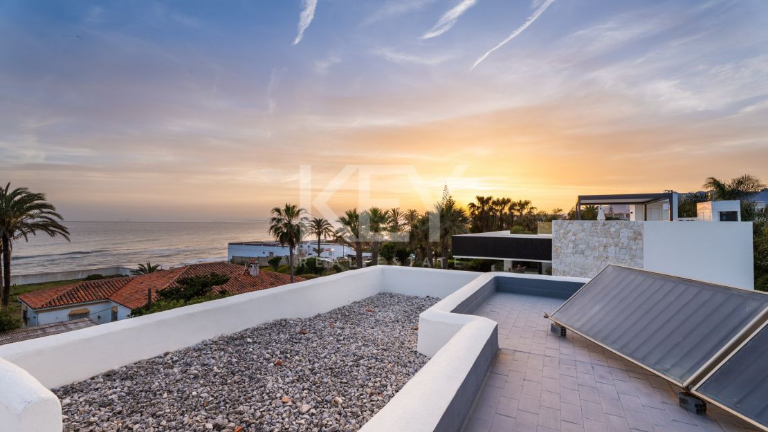 Villa en segunda línea de playa con potencial de renovación en Marbesa, Marbella Este