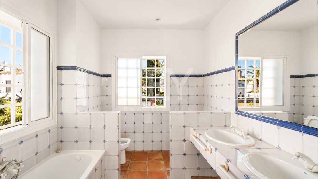 Villa en segunda línea de playa con potencial de renovación en Marbesa, Marbella Este