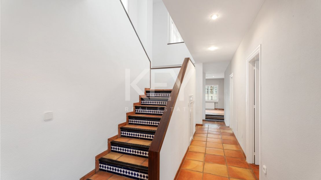 Villa en segunda línea de playa con potencial de renovación en Marbesa, Marbella Este