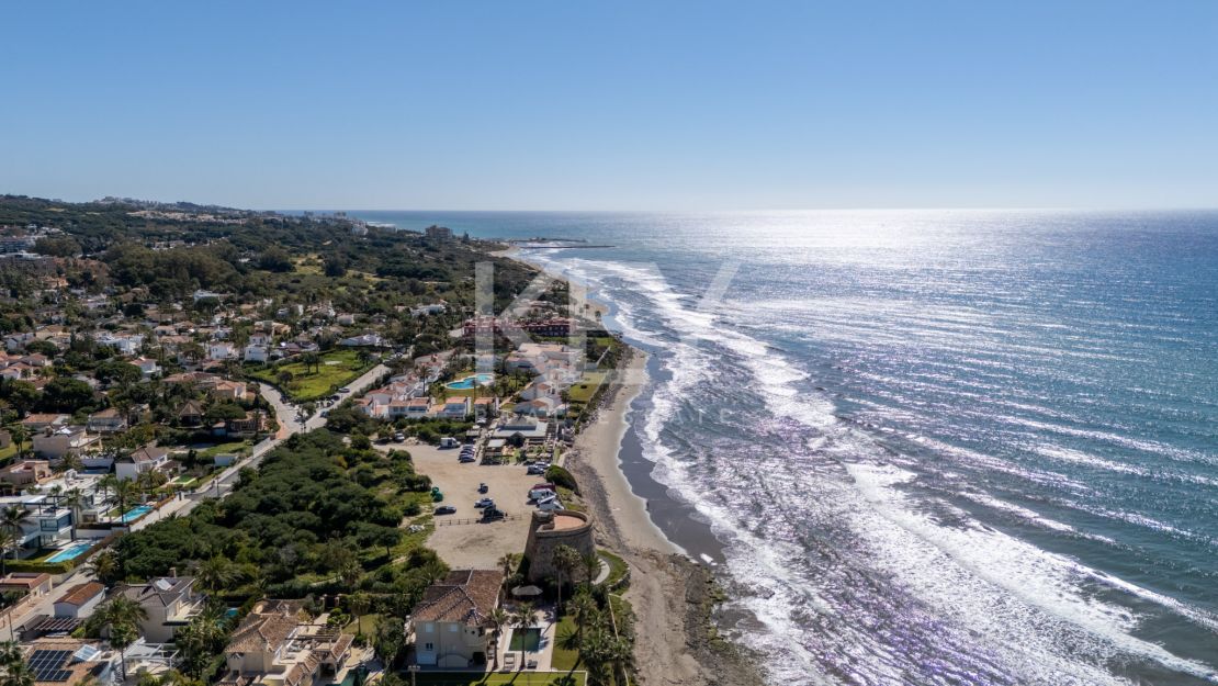Villa en segunda línea de playa con potencial de renovación en Marbesa, Marbella Este