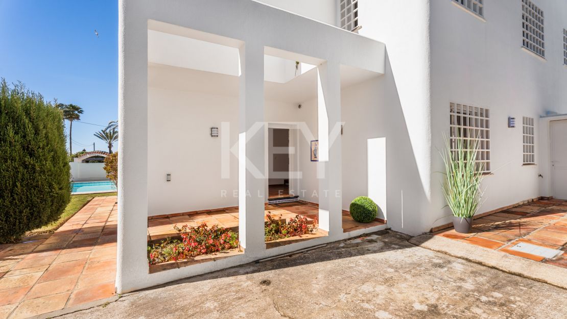 Villa en segunda línea de playa con potencial de renovación en Marbesa, Marbella Este