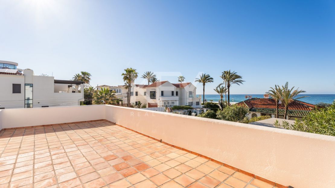 Villa en segunda línea de playa con potencial de renovación en Marbesa, Marbella Este