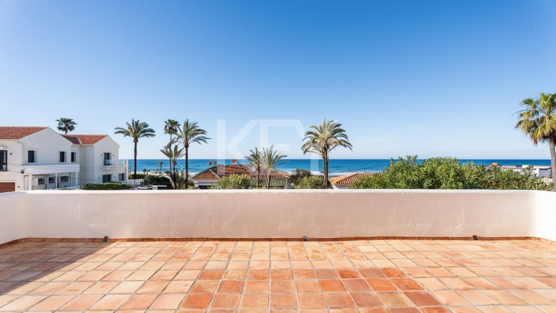Villa en segunda línea de playa con potencial de renovación en Marbesa, Marbella Este