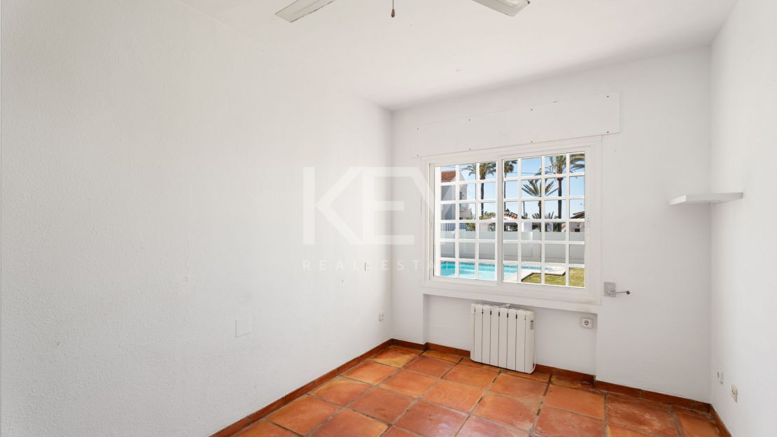 Villa en segunda línea de playa con potencial de renovación en Marbesa, Marbella Este