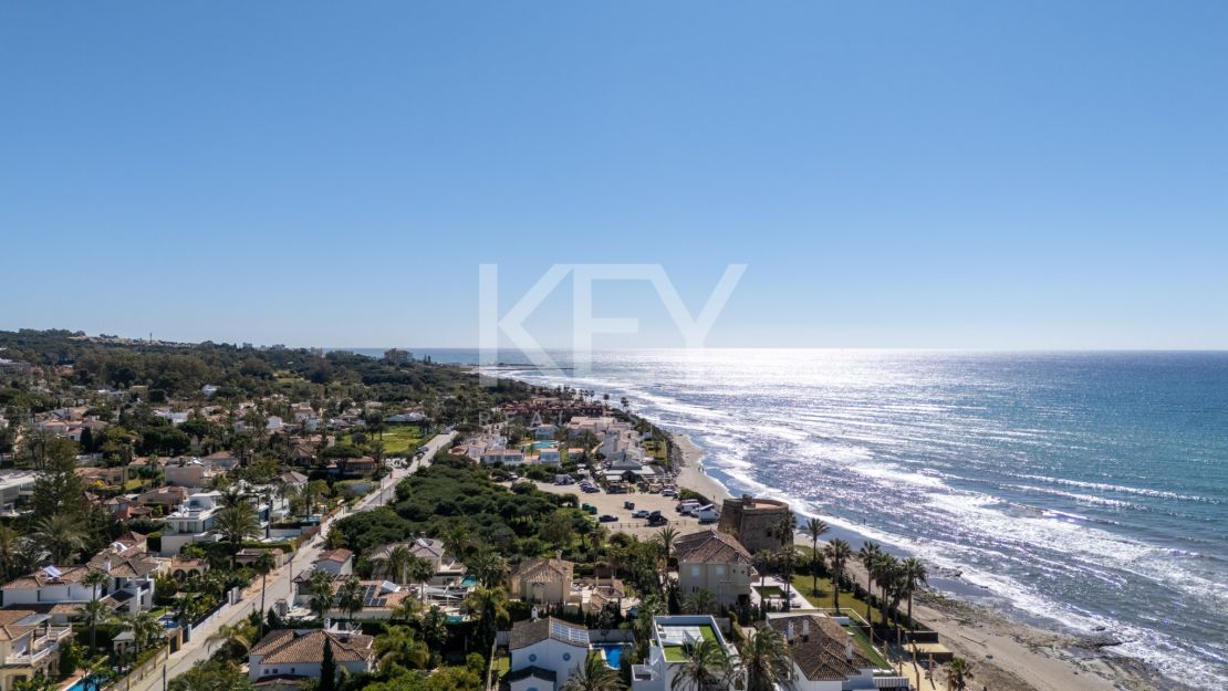 Villa en segunda línea de playa con potencial de renovación en Marbesa, Marbella Este