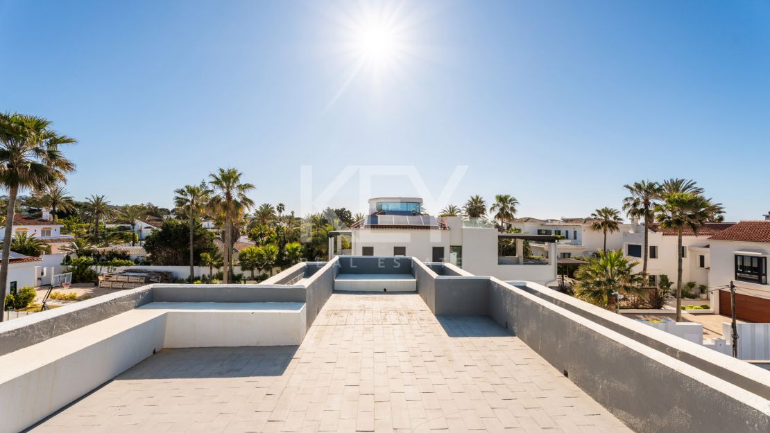 Villa en segunda línea de playa con potencial de renovación en Marbesa, Marbella Este