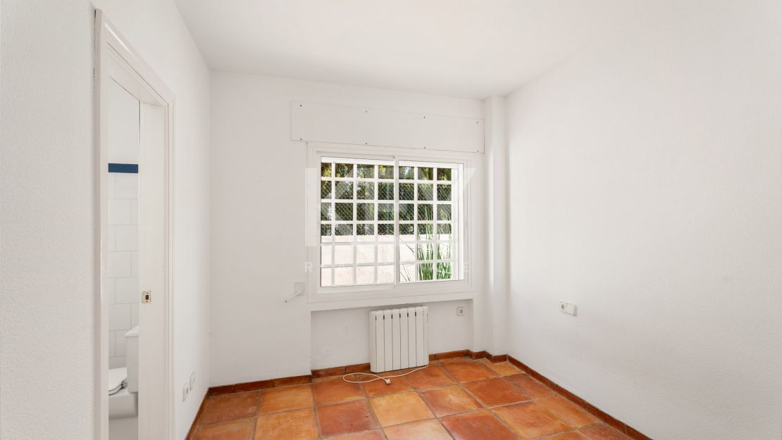 Villa en segunda línea de playa con potencial de renovación en Marbesa, Marbella Este