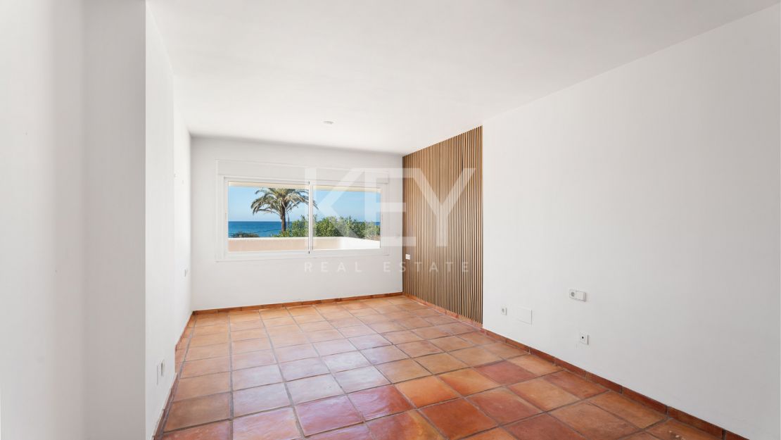 Villa en segunda línea de playa con potencial de renovación en Marbesa, Marbella Este