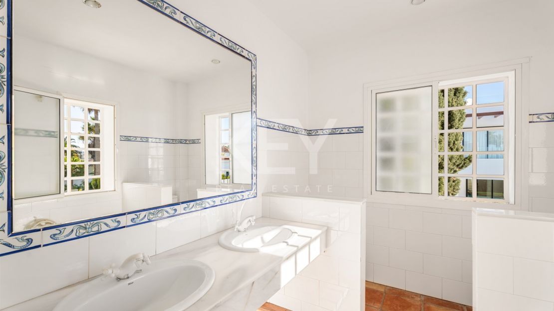 Villa en segunda línea de playa con potencial de renovación en Marbesa, Marbella Este