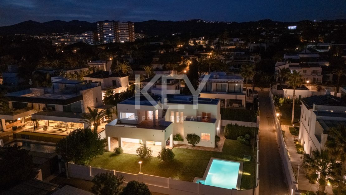 Villa en segunda línea de playa con potencial de renovación en Marbesa, Marbella Este