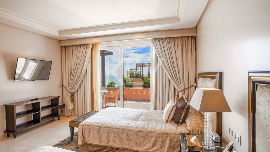 Frontline Penthouse with panoramic sea views in Kempinski Resort, Estepona