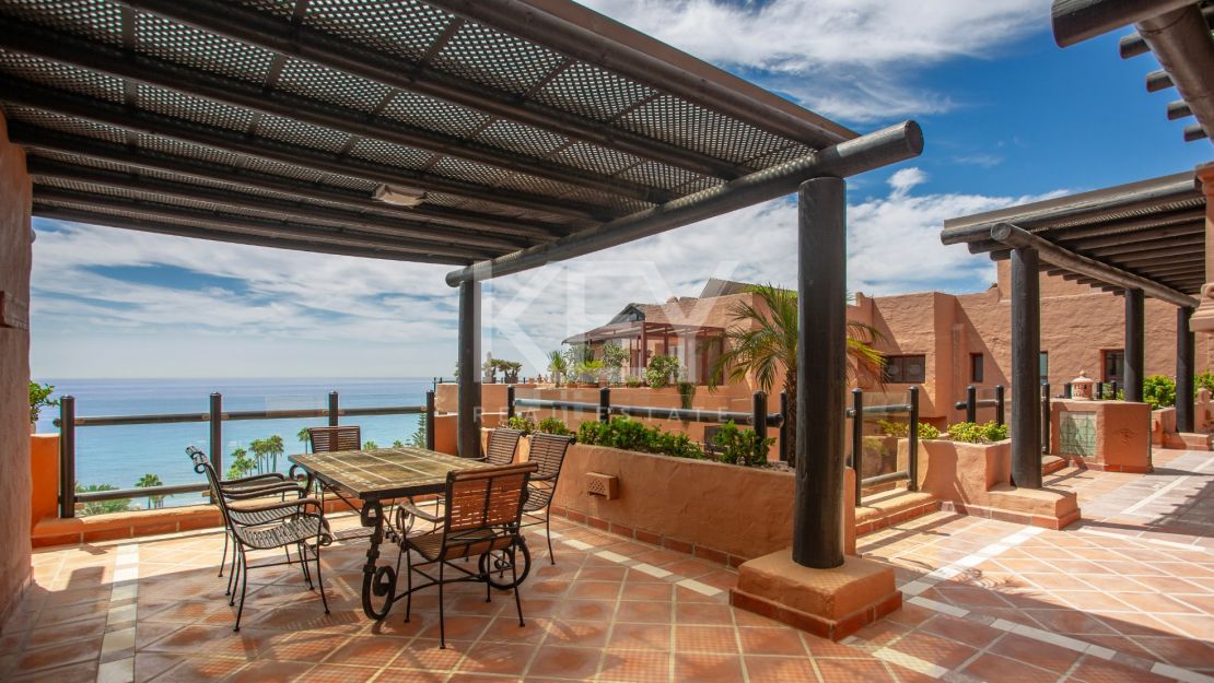 Frontline Penthouse with panoramic sea views in Kempinski Resort, Estepona