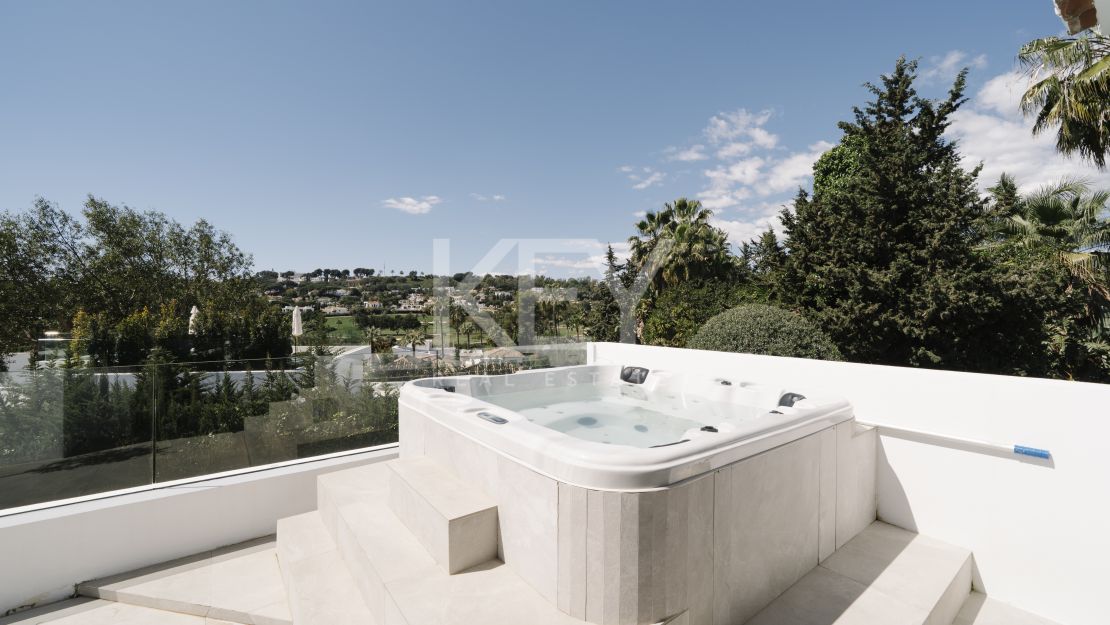 Современная семейная вилла с видом на гольф в самом сердце Нуэва Андалусия