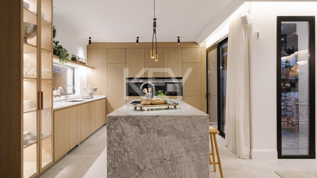 Современная семейная вилла с видом на гольф в самом сердце Нуэва Андалусия