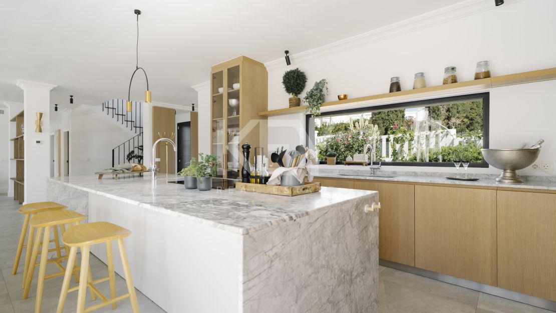 Современная семейная вилла с видом на гольф в самом сердце Нуэва Андалусия