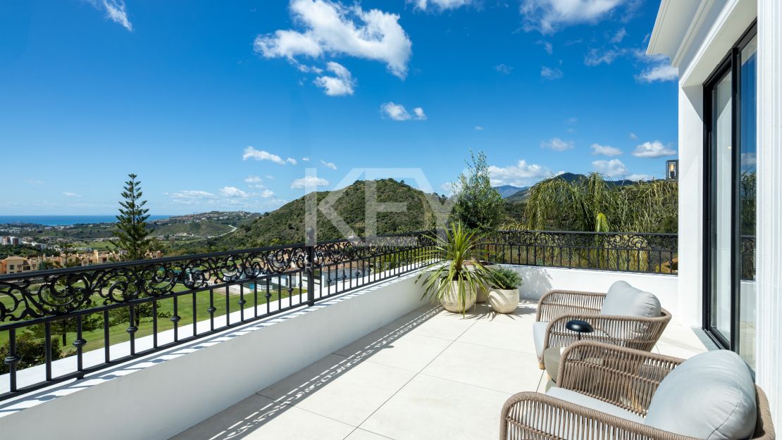 Villa de elegancia moderna con vistas panorámicas en Los Arqueros, Benahavís