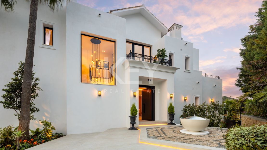 Villa de elegancia moderna con vistas panorámicas en Los Arqueros, Benahavís