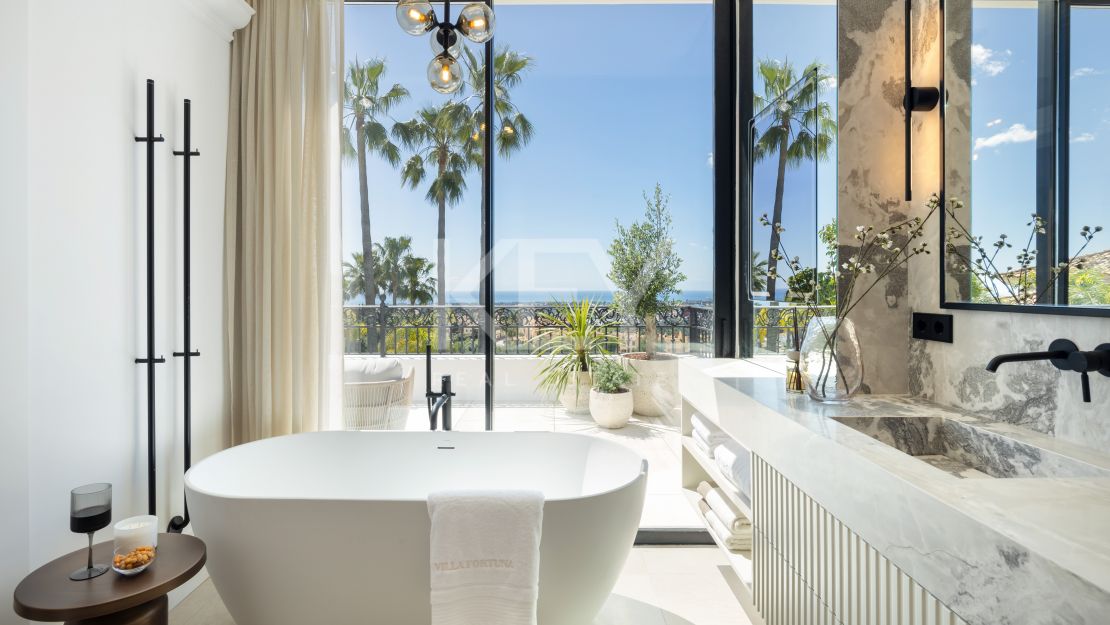 Villa de elegancia moderna con vistas panorámicas en Los Arqueros, Benahavís