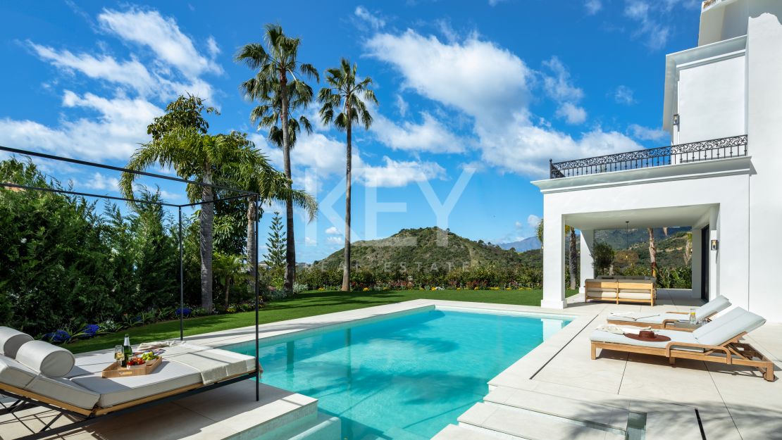 Villa de elegancia moderna con vistas panorámicas en Los Arqueros, Benahavís