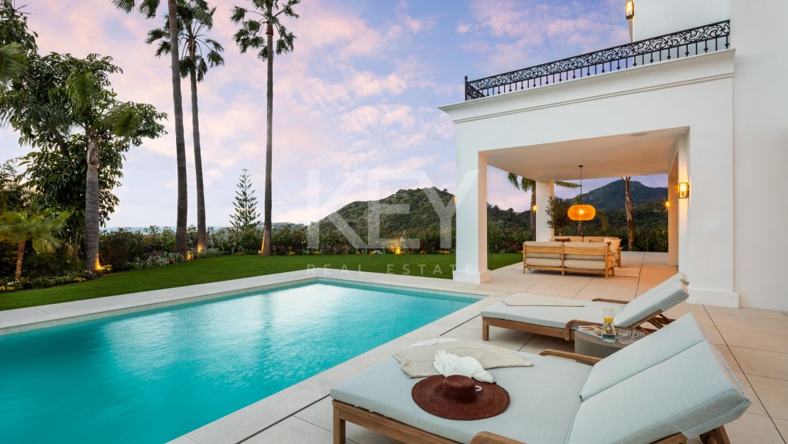 Villa de elegancia moderna con vistas panorámicas en Los Arqueros, Benahavís