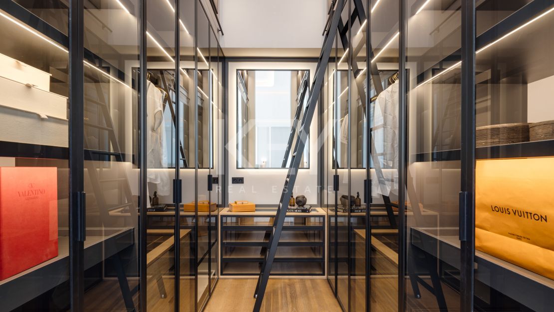 Villa de elegancia moderna con vistas panorámicas en Los Arqueros, Benahavís