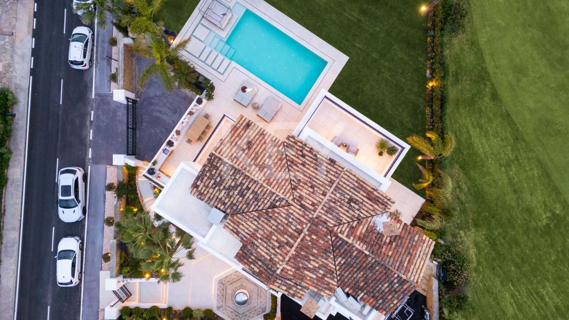 Villa de elegancia moderna con vistas panorámicas en Los Arqueros, Benahavís